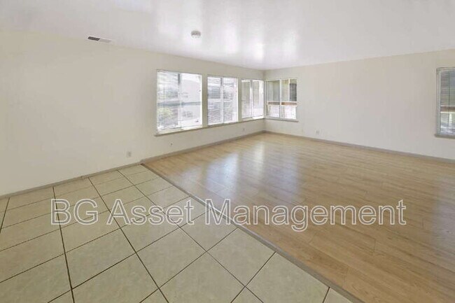 8049 Greenridge Dr Oakland, CA 94605 photo 5