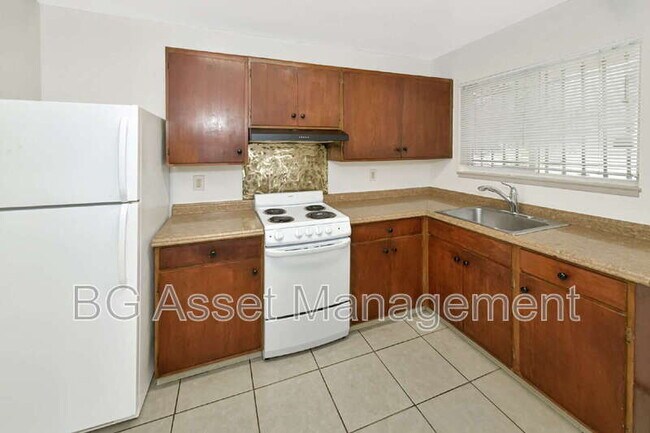 8049 Greenridge Dr Oakland, CA 94605 photo 3