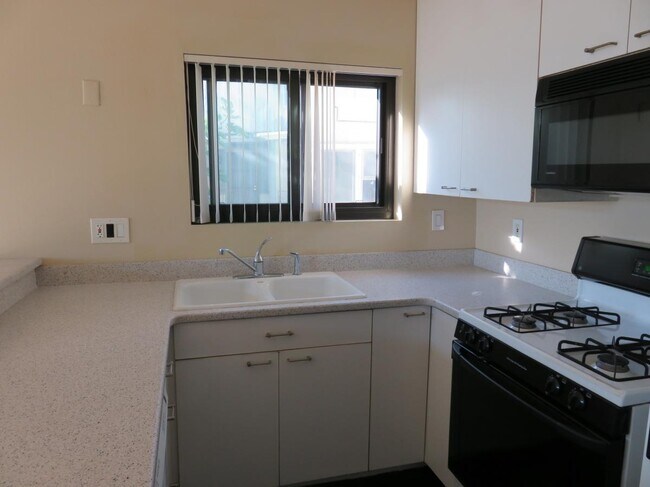 2442 Union St San Diego, CA 92101 photo 3
