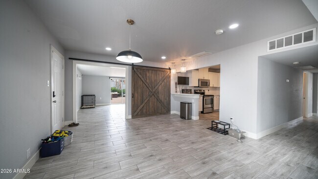 717 E Palmaire Ave Phoenix, AZ 85020 photo 2