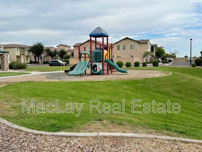 5216 W Albeniz Pl Phoenix, AZ 85043 photo 2