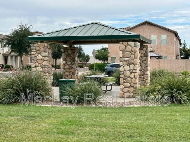 5216 W Albeniz Pl Phoenix, AZ 85043 photo 3