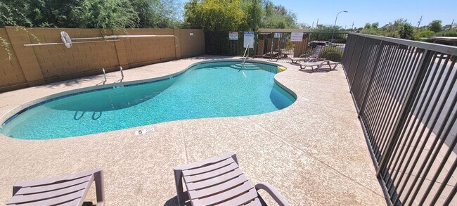2021 N 51st Way Phoenix, AZ 85008 photo 4