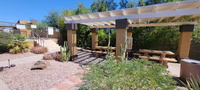 2021 N 51st Way Phoenix, AZ 85008 photo 3