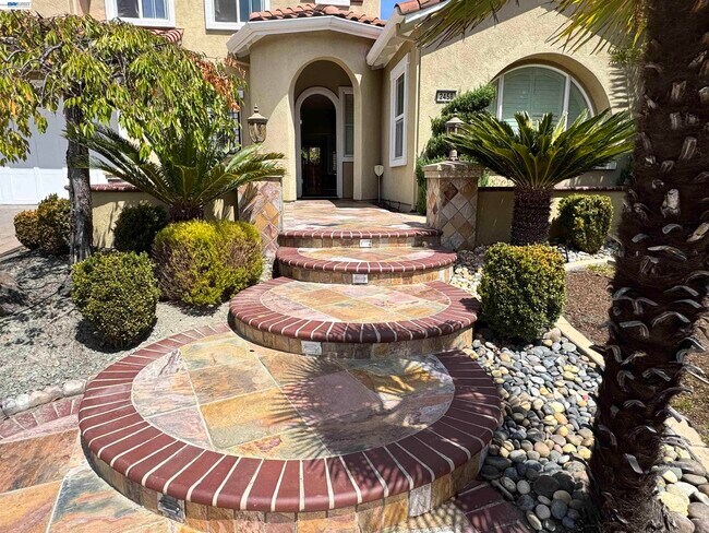 2458 Marsanne St photo 4