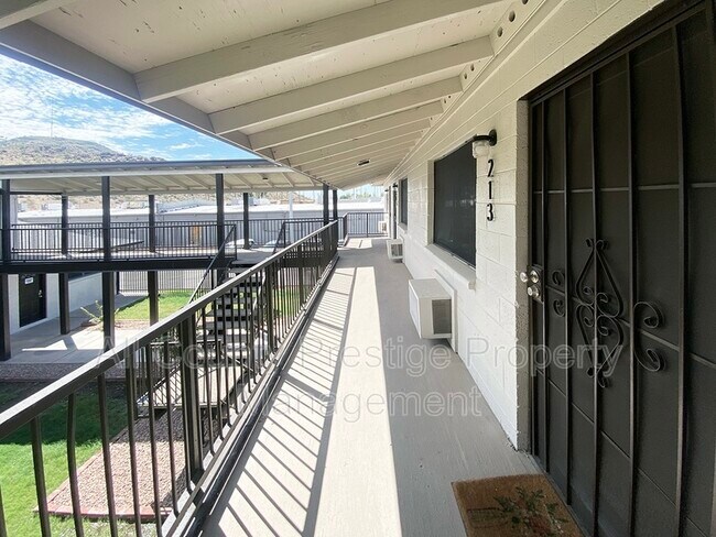1945 W Sweetwater Ave Phoenix, AZ 85029 photo 3