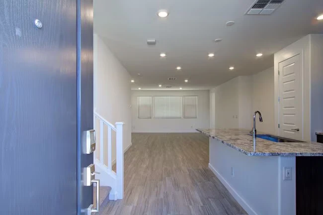 1087 E Chapman Dr Chandler, AZ 85286 photo 2