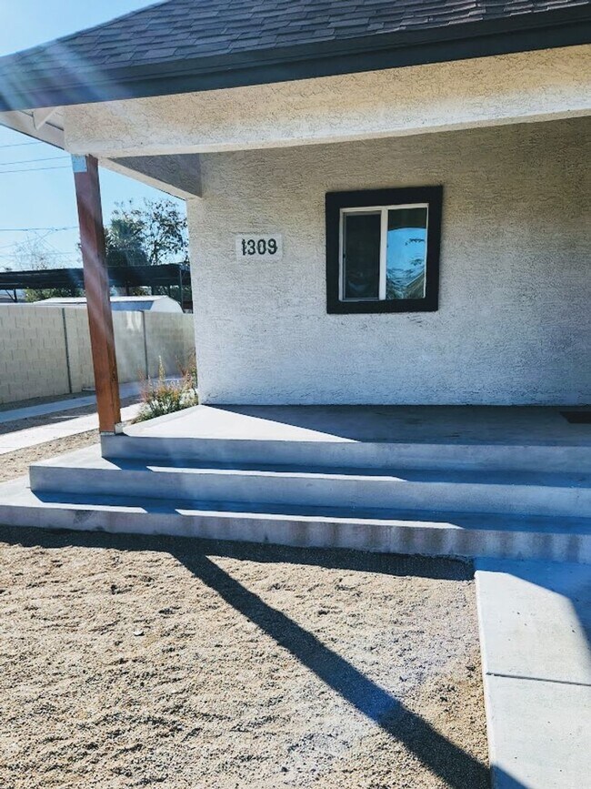 1309 W Taylor St Phoenix, AZ 85007 photo 2