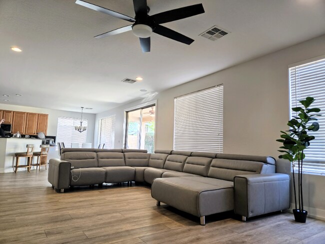 2320 W Forest Pleasant Pl Phoenix, AZ 85085 photo 5