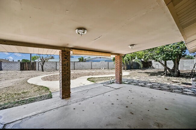 8436 N 36th Dr Phoenix, AZ 85051 photo 2
