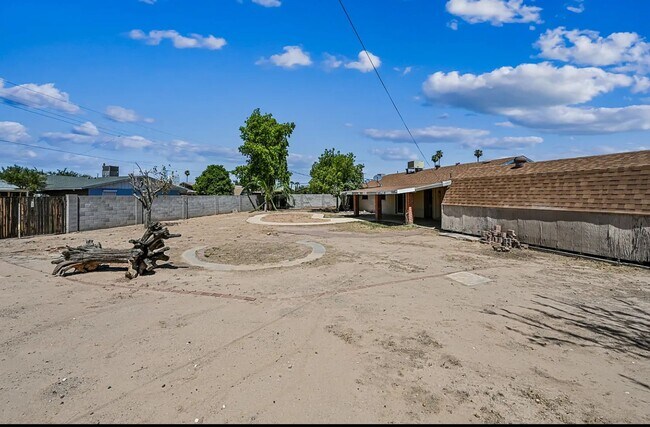 8436 N 36th Dr Phoenix, AZ 85051 photo 3