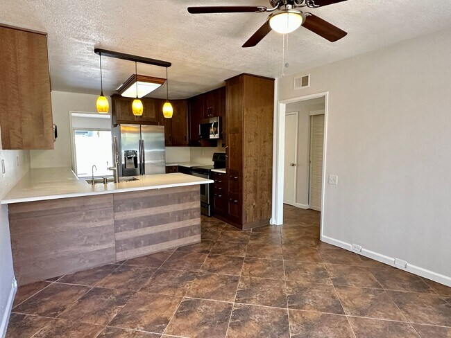 3266 Loma Riviera Dr San Diego, CA 92110 photo 4