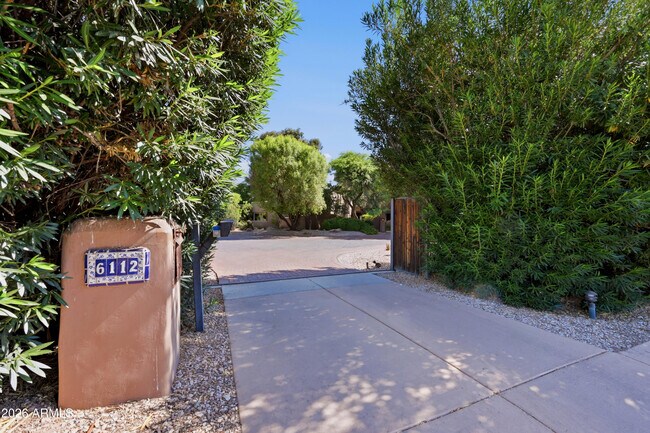 6112 E Mockingbird Ln photo 2