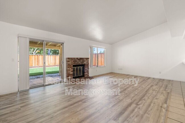 445 W Deerwood Ln Tracy, CA 95376 photo 2