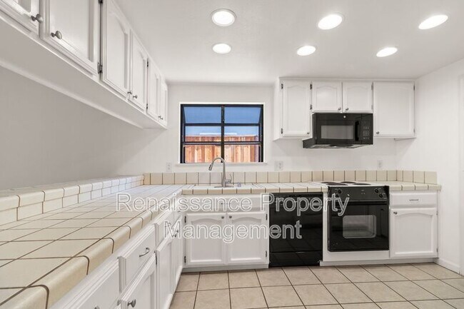 445 W Deerwood Ln Tracy, CA 95376 photo 3