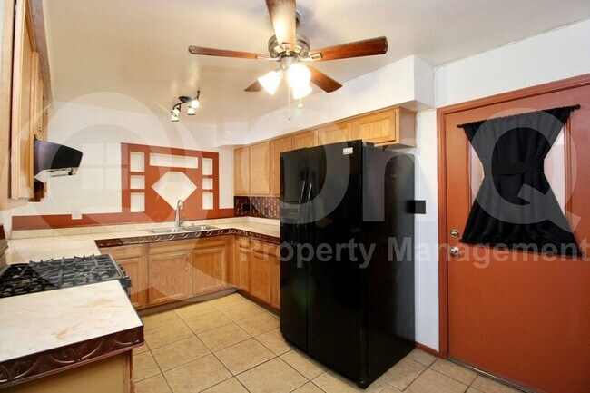2550 E Corona Ave Phoenix, AZ 85040 photo 3