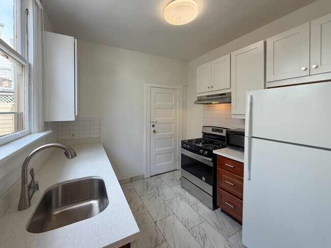 2BR/1BA Apartment on Cole St · San Francisco photo 3