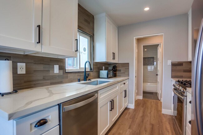 810 Island Ct San Diego, CA 92109 photo 3