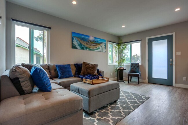 810 Island Ct San Diego, CA 92109 photo 2
