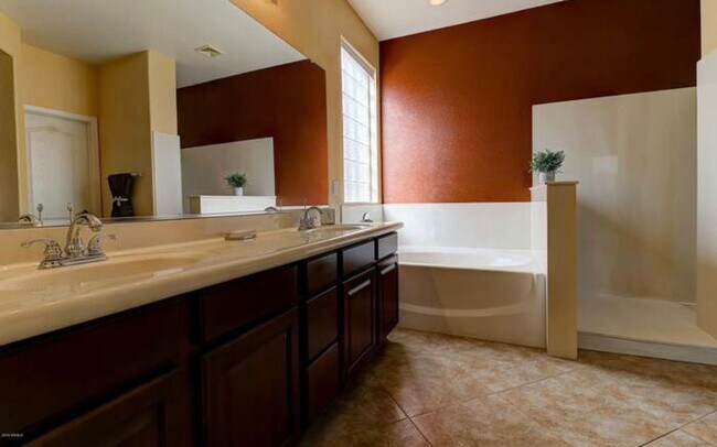 2135 W Maldonado Rd Phoenix, AZ 85041 photo 3