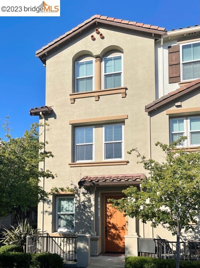 1026 Martin Luther King Dr Hayward, CA 94541 photo 2