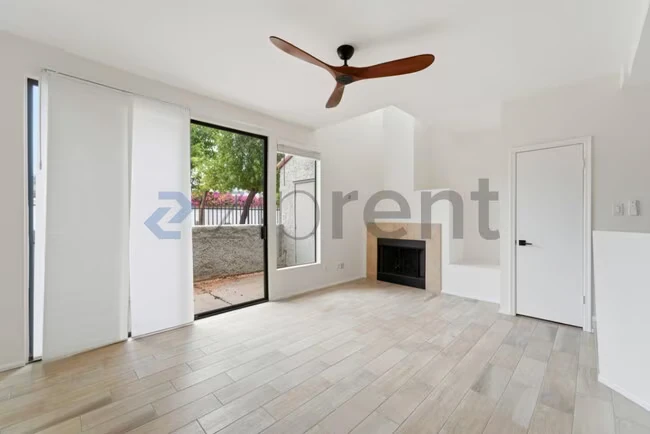 Unit Unit 1018 photo 2