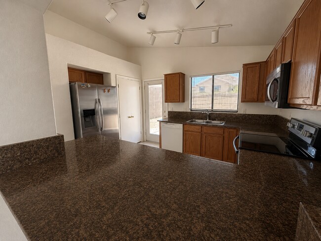 3235 E Hononegh Dr Phoenix, AZ 85050 photo 2