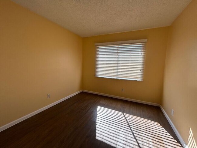 4204 S 47th St Phoenix, AZ 85040 photo 4