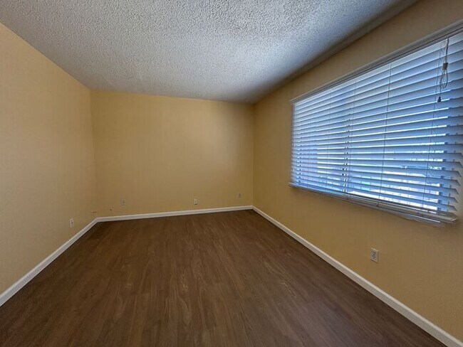 4204 S 47th St Phoenix, AZ 85040 photo 2