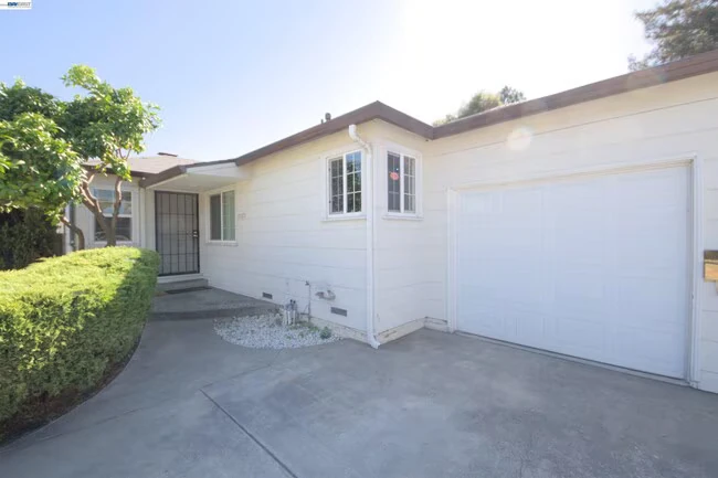 20051 Center St Castro Valley, CA 94546 photo 2