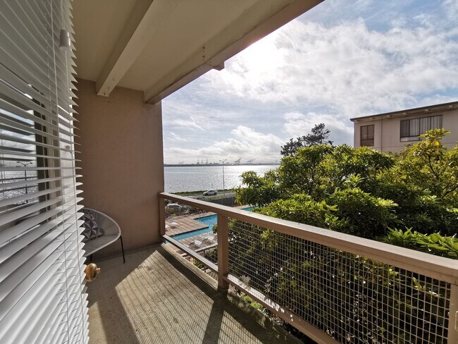 3 Admiral Dr Emeryville, CA 94608 photo 2