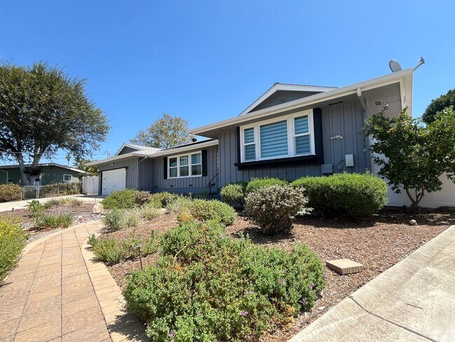 2085 Warmlands Ave Vista, CA 92084