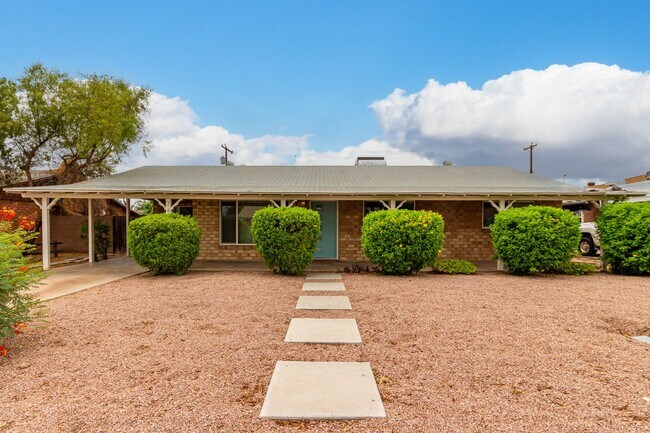 7435 E Palm Ln photo 3