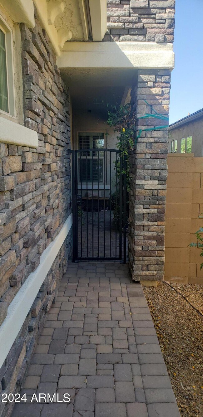 3318 E Los Gatos Dr photo 4