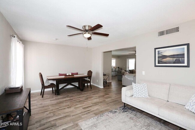 2634 S Cottonwood Dr Tempe, AZ 85282 photo 4