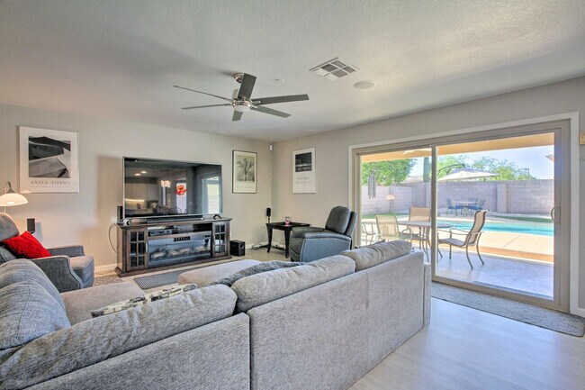 9718 E Gelding Dr photo 2