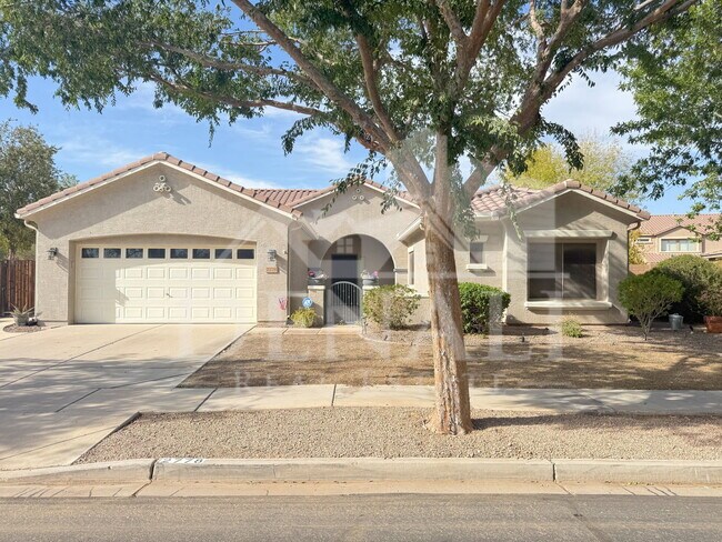 2778 E Courtney St photo 2