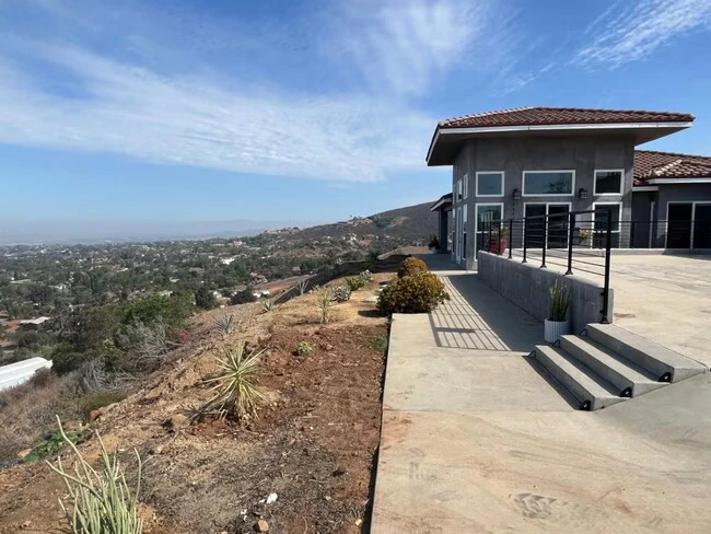 2378 Edgehill Rd Vista, CA 92084 photo 2