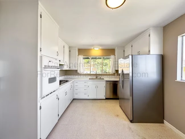 7019 Outlook Ave Oakland, CA 94605 photo 3