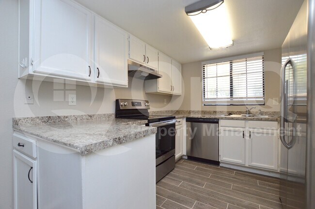 925 N College Ave Tempe, AZ 85288 photo 2