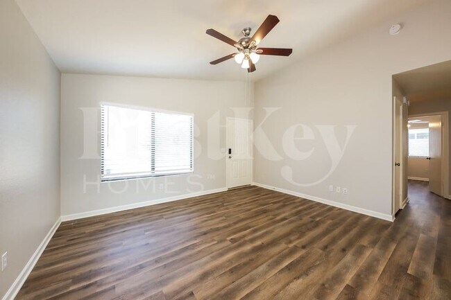 3145 W Crest Ln Phoenix, AZ 85027 photo 4