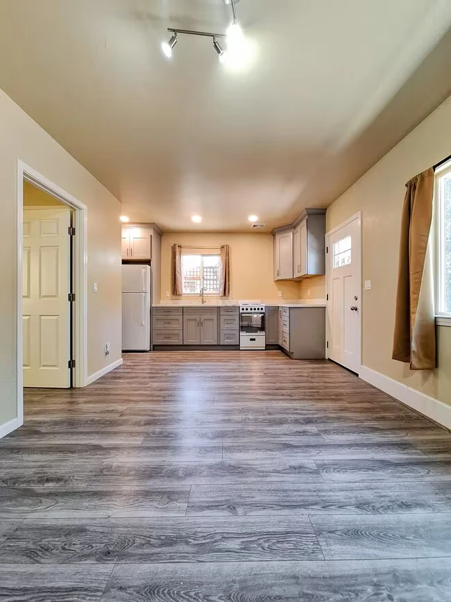 682 S Genevieve Ln photo 4