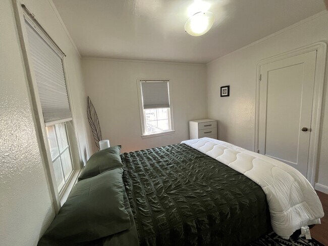 8653 Thermal St Oakland, CA 94605 photo 2