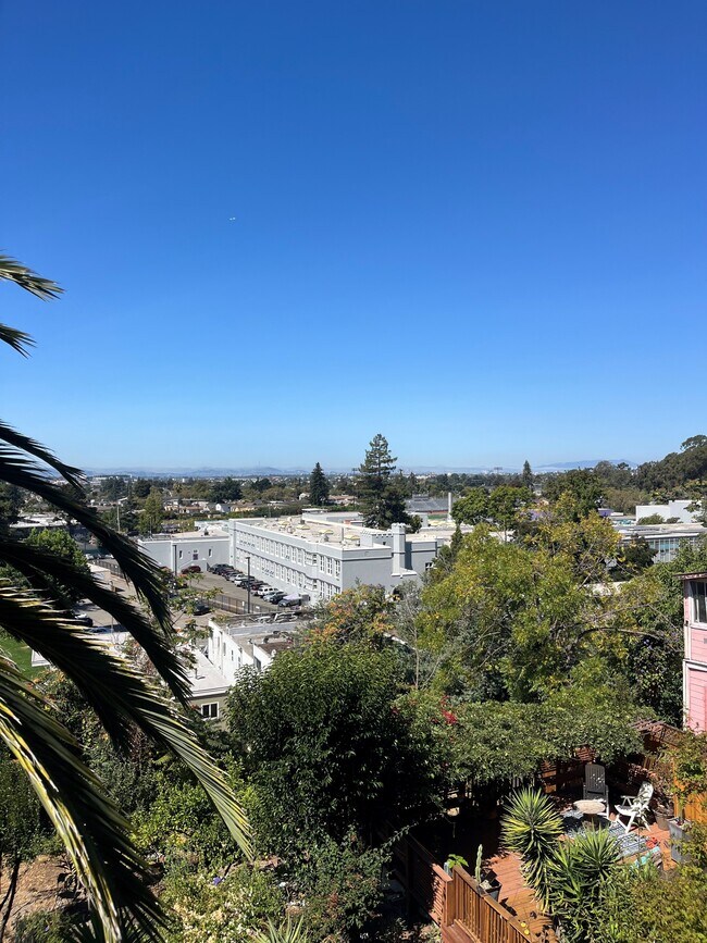 8653 Thermal St Oakland, CA 94605