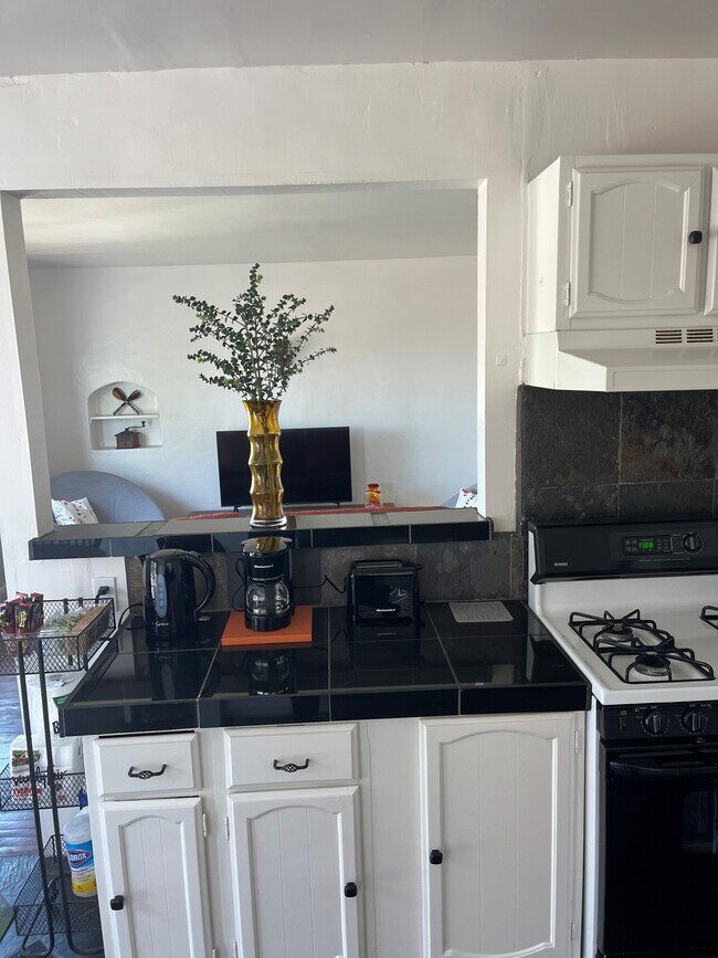 8653 Thermal St Oakland, CA 94605 photo 5