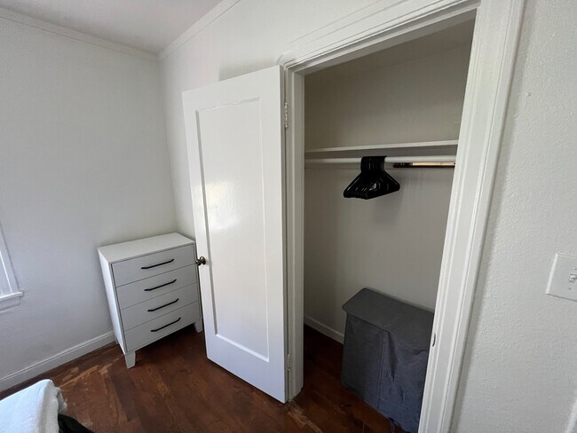 8653 Thermal St Oakland, CA 94605 photo 4