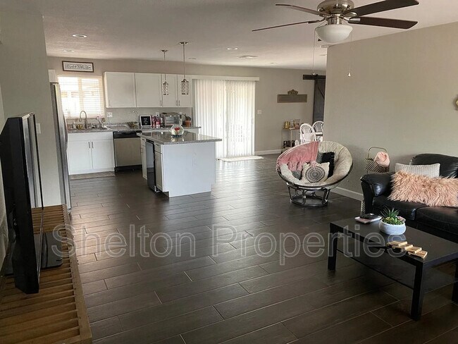 1421 S Roberts Rd Tempe, AZ 85281 photo 3