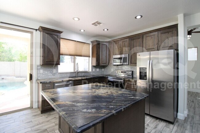 563 E Krista Way Tempe, AZ 85284 photo 3