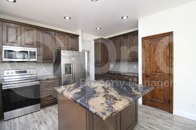 563 E Krista Way Tempe, AZ 85284 photo 4
