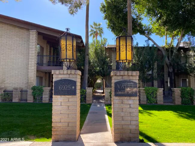 6925 E 4th St Scottsdale, AZ 85251 photo 2